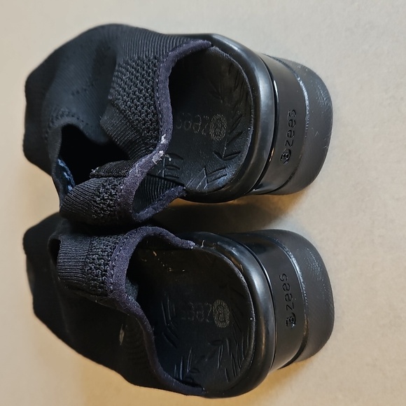 Bzees Black Wedges - Picture 5 of 11